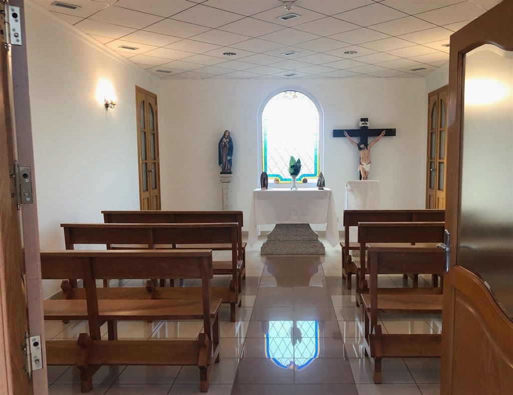 Sala de estar de Tanatorio-Crematorio Los Dolores en Ribeira